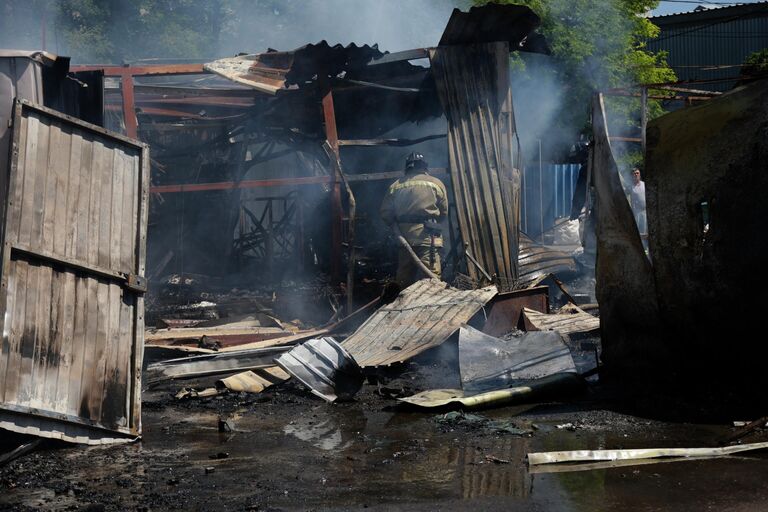 Сгоревшие палатки на рынке в Буденновском районе Донецка после обстрелов со стороны ВСУ