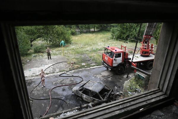 Машина МЧС ДНР возле дома, где возник пожар в результате обстрелов со стороны ВСУ Донецка
