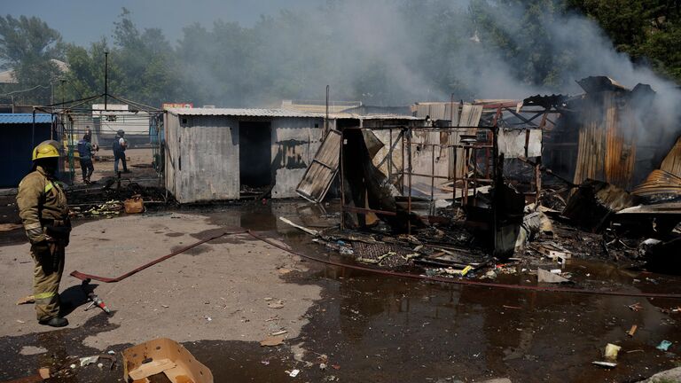 Сгоревшие палатки на рынке в Буденновском районе Донецка после обстрелов со стороны ВСУ 