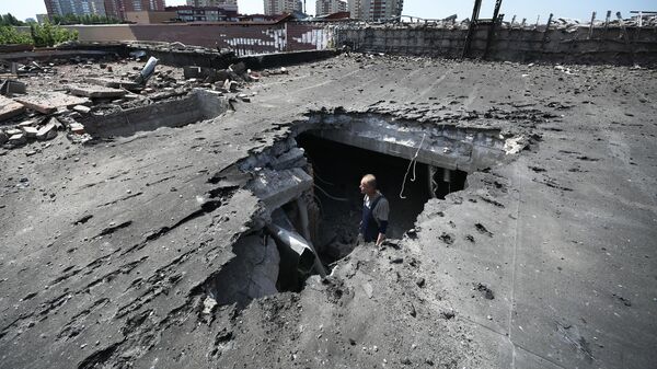 Крыша Донецкого республиканского центра охраны материнства и детства, разрушенная в результате попадания снаряда ВСУ