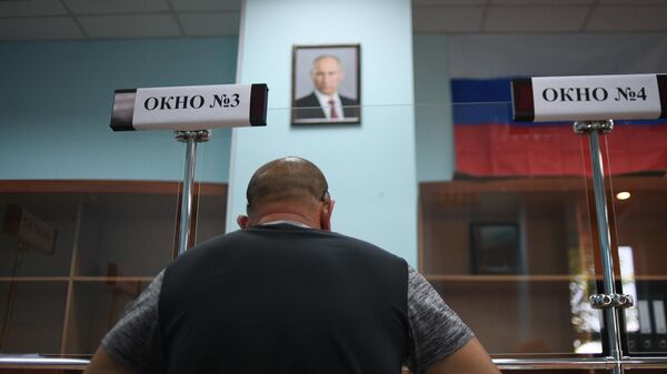 Мужчина оформляет документы в паспортном столе на освобожденной территории Украины