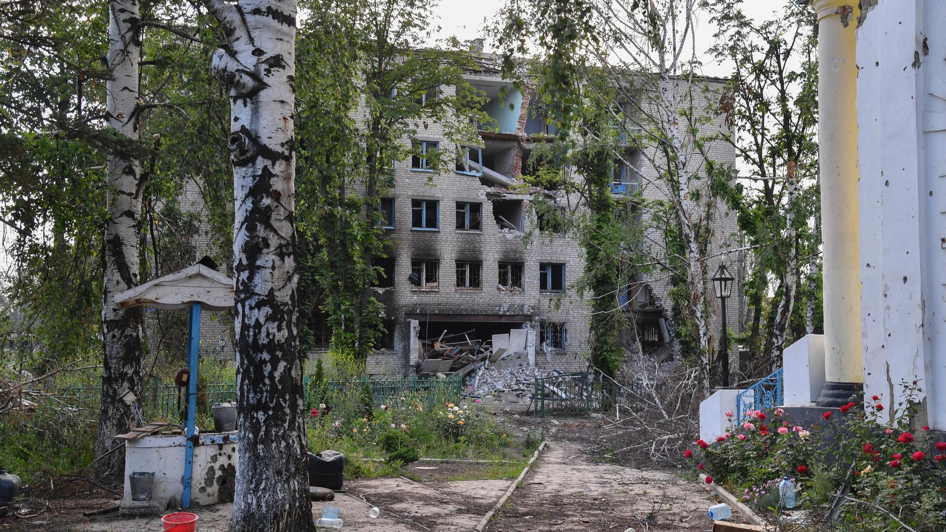 Разрушенный жилой дом в городе Попасная - РИА Новости, 1920, 30.06.2022