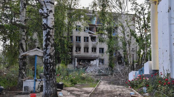 Разрушенный жилой дом в городе Попасная, перешедшем под контроль войск ЛНР