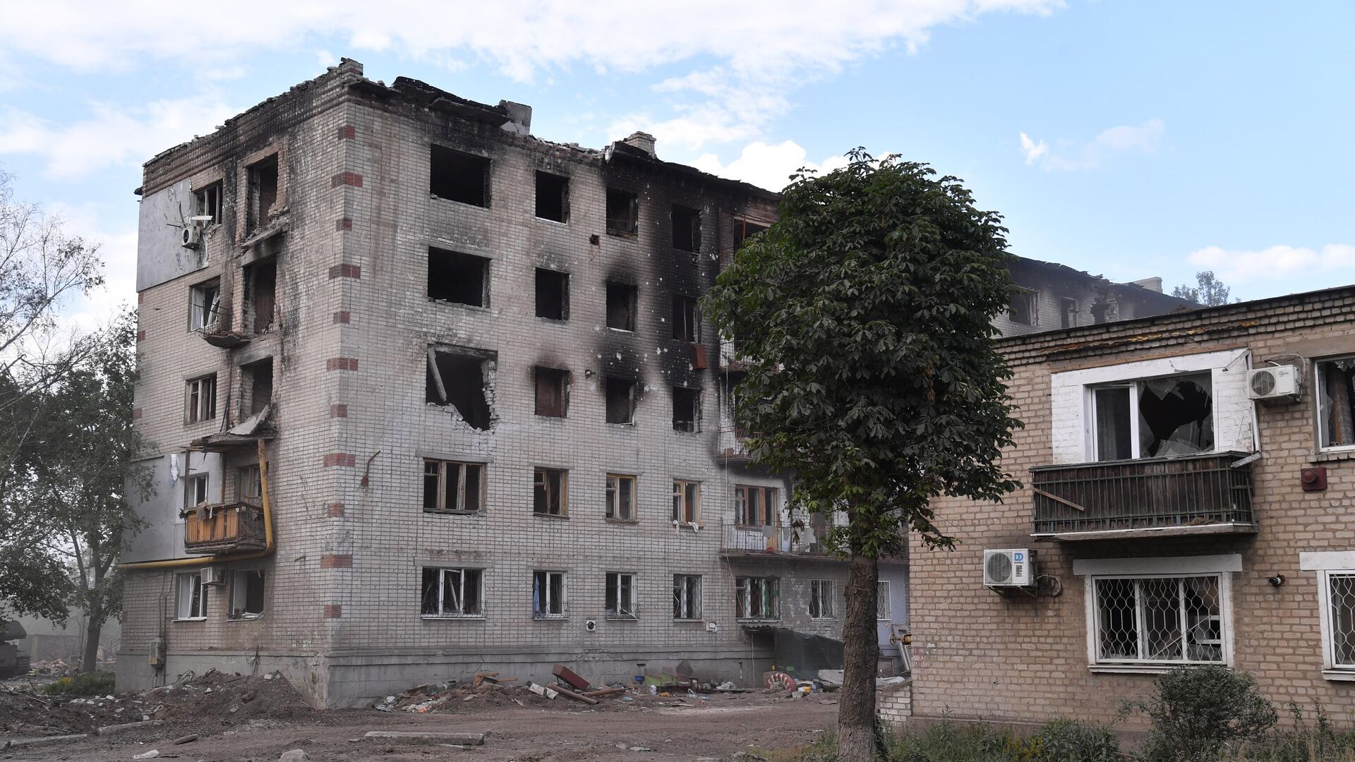 Разрушенные дома в городе Попасная, который перешел под контроль войск Луганской народной республики - РИА Новости, 1920, 15.06.2022