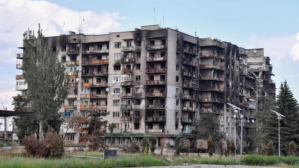 Разрушенный жилой дом в городе Попасная, который перешел под контроль войск Луганской народной республики