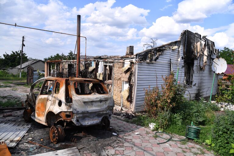 Разрушенный жилой дом в поселке Камышеваха, перешедшем под контроль войск Луганской народной республики