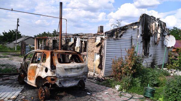 Разрушенный жилой дом в поселке Камышеваха, перешедшем под контроль войск Луганской народной республики
