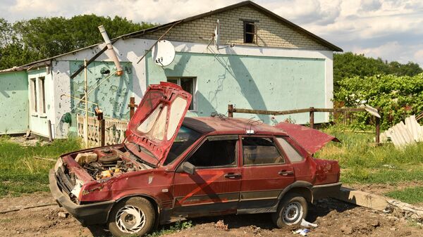 Сломанная машина на улице поселка Камышеваха, который перешел под контроль войск Луганской народной республики
