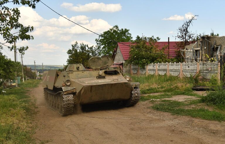 Бойцы Народной милиции ЛНР на транспортере МТ-ЛБ в поселке Камышеваха