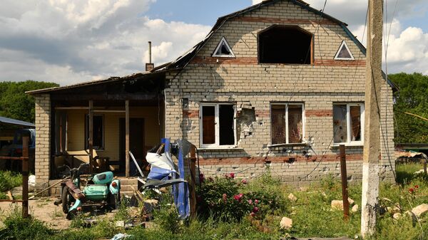 Разрушенный жилой дом в ЛНР