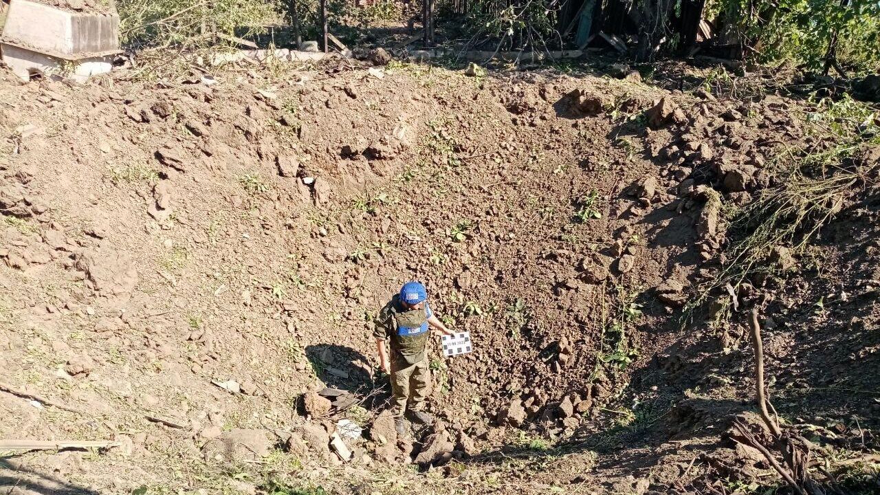 Воронка на месте попадания ракеты ТРК Точка-У в городе Красный Луч - РИА Новости, 1920, 24.07.2022