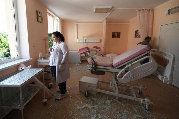 Родильное отделение Донецкого республиканского центра охраны материнства и детства, пострадавшего в результате попадания снаряда ВСУ в крышу здания. Рожениц эвакуировали в подвал
