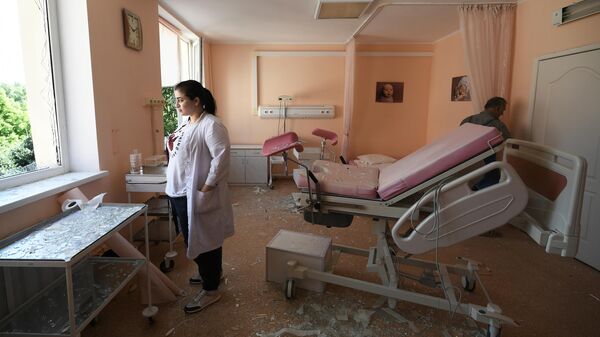 Родильное отделение Донецкого республиканского центра охраны материнства и детства, пострадавшего в результате попадания снаряда ВСУ в крышу здания. Рожениц эвакуировали в подвал