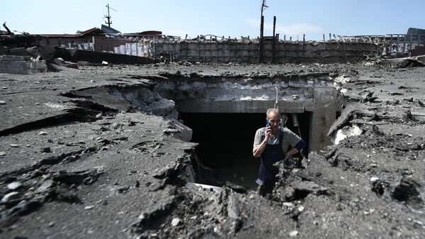 Крыша Донецкого республиканского центра охраны материнства и детства, разрушенная в результате попадания снаряда ВСУ. Рожениц эвакуировали в подвал