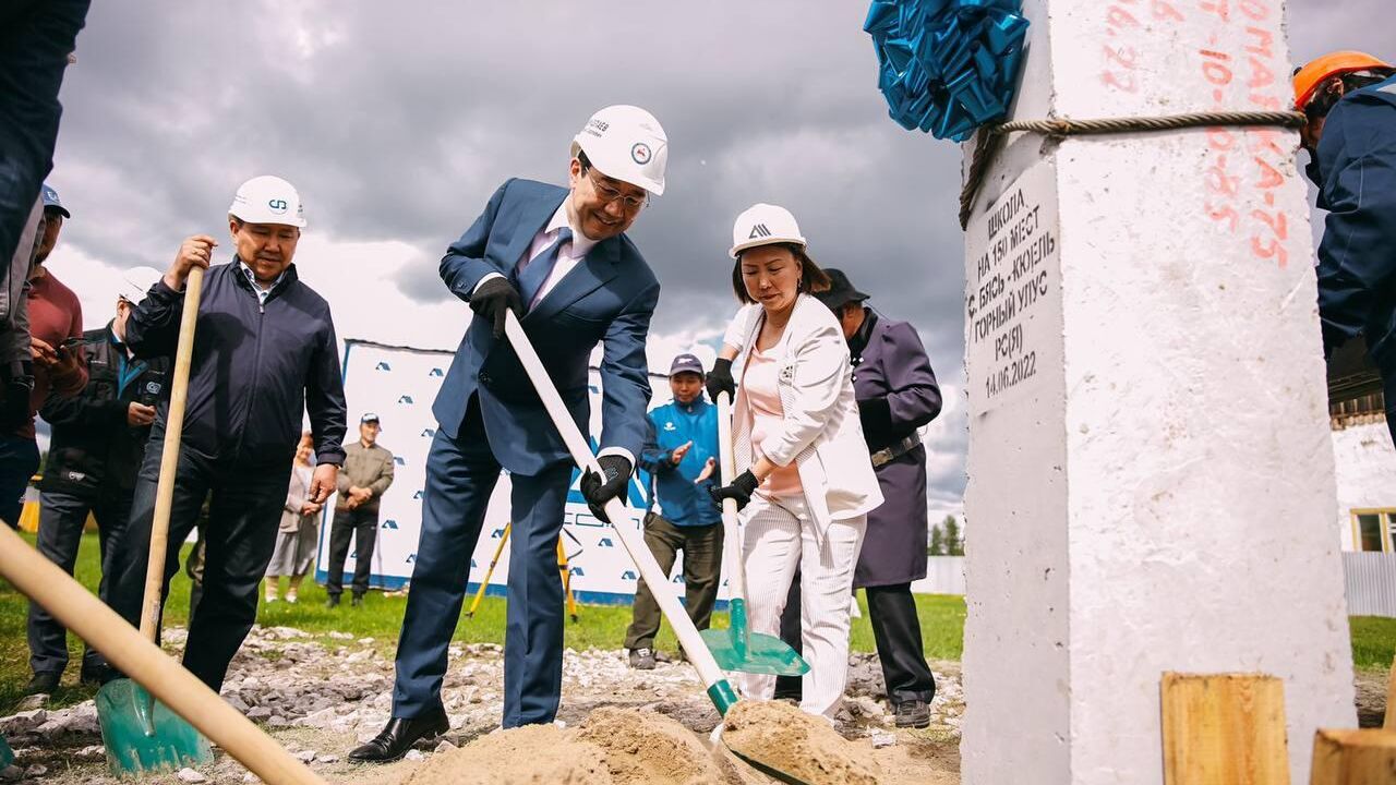 Первую сваю новой школы установили в пострадавшем от лесных пожаров селе в Якутии - РИА Новости, 1920, 14.06.2022