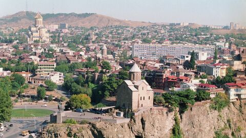 Панорама Тбилиси. На переднем плане — храм Метехи, на заднем — православный кафедральный собор Цминда Самеба