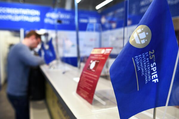 Флажок с символикой Петербургского международного экономического форума – 2022 в центре аккредитации