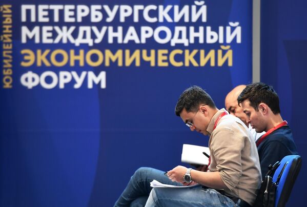 Участники в центре аккредитации Петербургского международного экономического форума – 2022 в Санкт-Петербурге Участники в центре аккредитации Петербургского международного экономического форума – 2022 в Санкт-Петербурге
