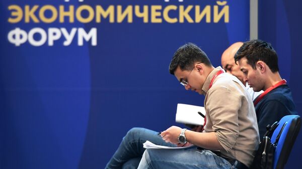 Участники в центре аккредитации Петербургского международного экономического форума – 2022 в Санкт-Петербурге