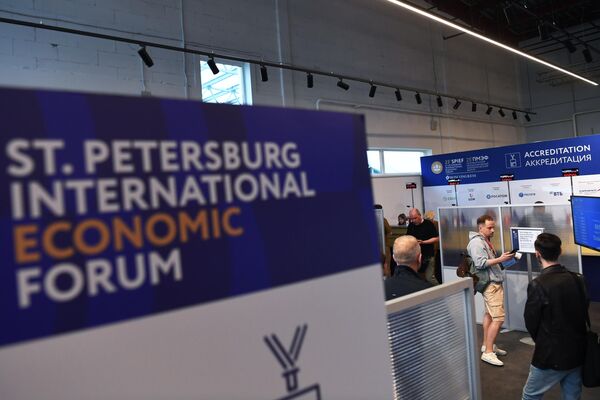 Участники в центре аккредитации Петербургского международного экономического форума – 2022 в Санкт-Петербурге