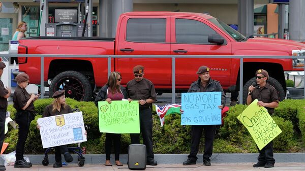 Протест против высоких цен на бензин в центре Лос-Анджелеса