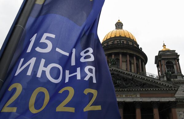 Флаг с символикой Петербургского международного экономического форума – 2022 на фоне Исаакиевского собора в Санкт-Петербурге Флаг с символикой Петербургского международного экономического форума – 2022 на фоне Исаакиевского собора в Санкт-Петербурге