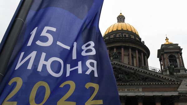 Флаг с символикой Петербургского международного экономического форума – 2022 на фоне Исаакиевского собора в Санкт-Петербурге