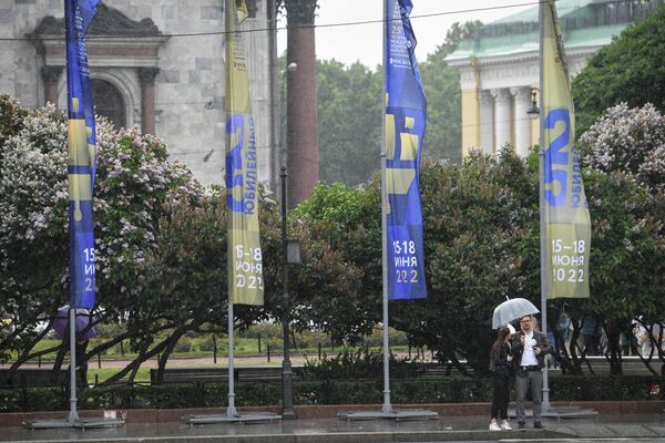 Флаги с символикой Петербургского международного экономического форума – 2022 у Исаакиевского собора в Санкт-Петербурге