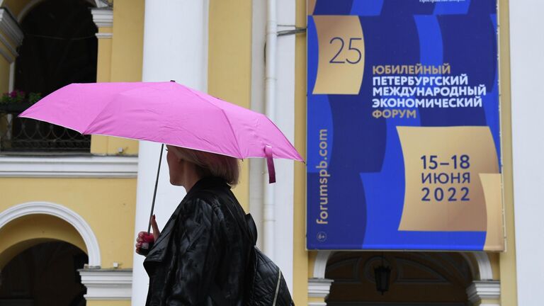Баннер с символикой Петербургского международного экономического форума – 2022 на Невском проспекте в Санкт-Петербурге