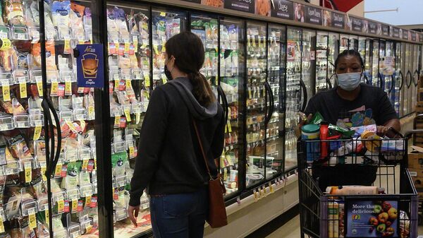 Люди делают покупки в супермаркете в Вашингтоне, округ Колумбия