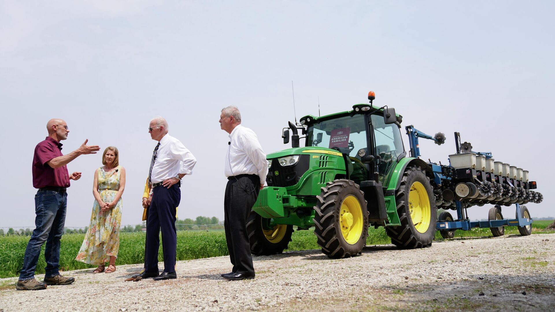 Президент США Джо Байден и министр сельского хозяйства США Том Вилсэк во время посещения фермерского хозяйства в Канкаки, штат Иллинойс - РИА Новости, 1920, 15.06.2022
