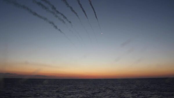 Ракеты Калибр, выпущенные с корабля ВМФ РФ. Архивное фото
