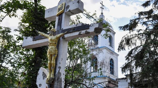 Распятие у разрушенного храма в городе Попасная, который перешел под контроль войск Луганской народной республики