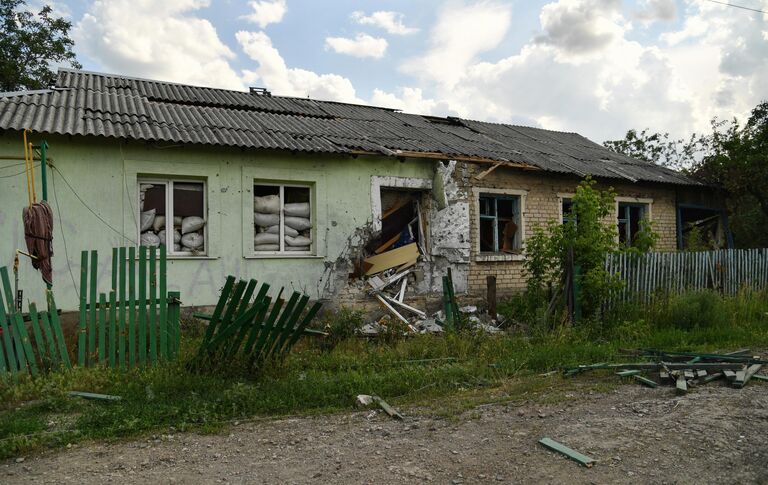 Разрушенный дом в поселке Камышеваха, перешедшем под контроль войск Луганской народной республики