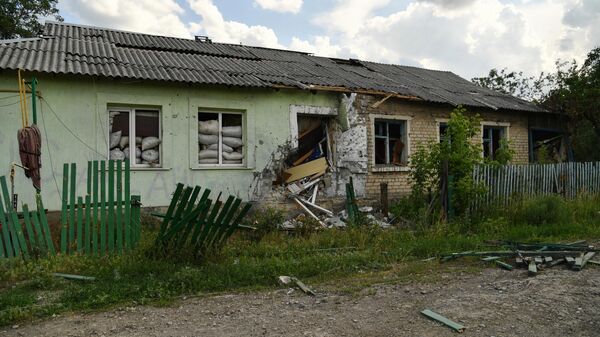 Разрушенный дом в поселке Камышеваха, перешедшем под контроль войск Луганской народной республики