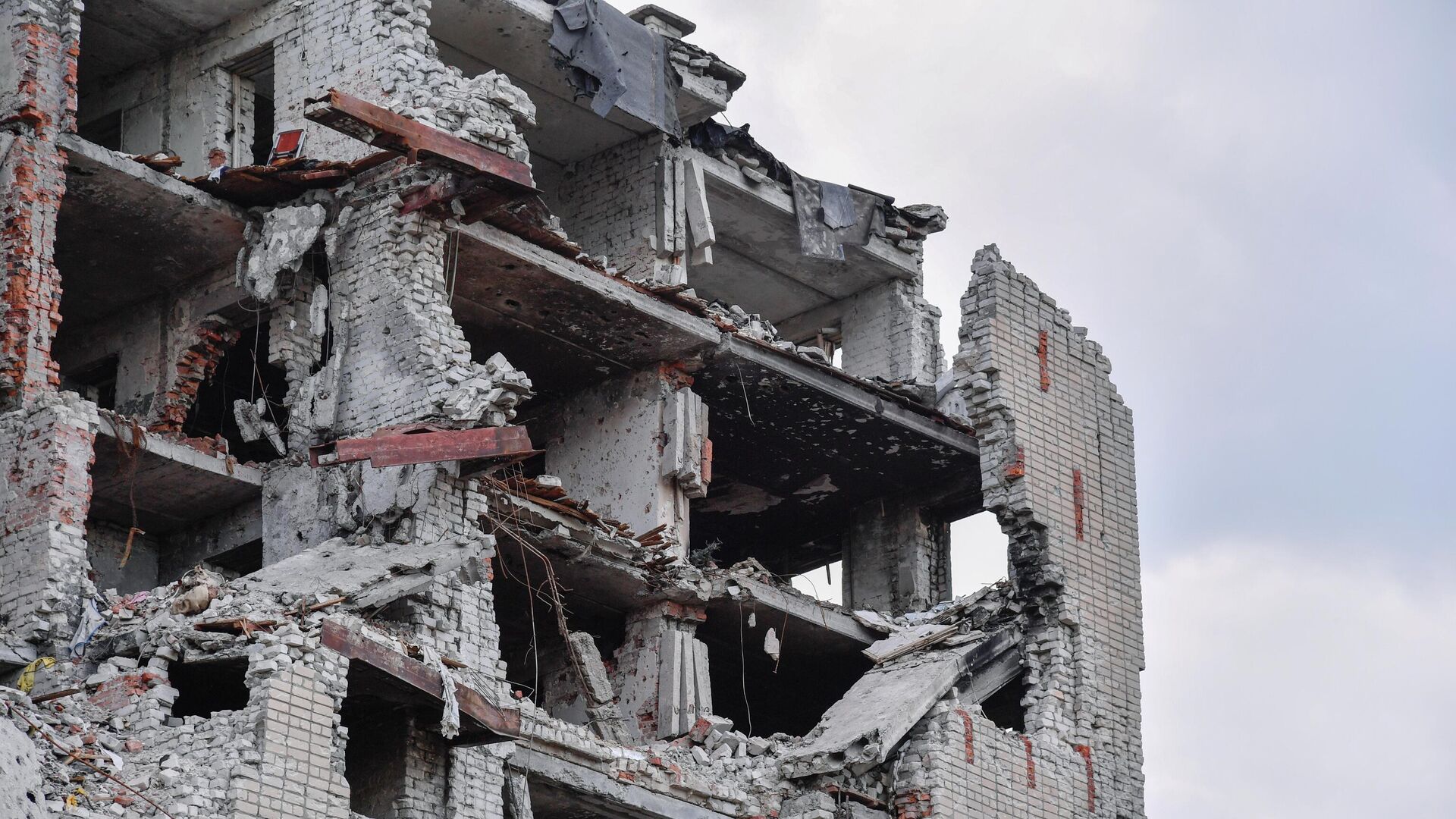 Разрушенный дом в городе Попасная, который перешел под контроль войск Луганской народной республики - РИА Новости, 1920, 24.06.2022