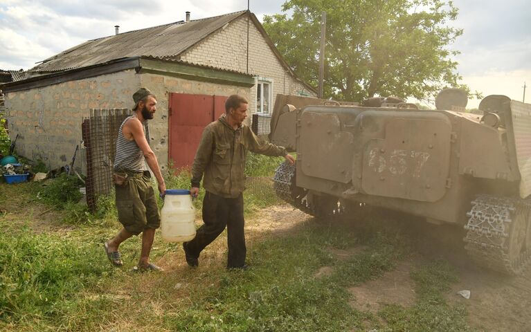 Бойцы Народной милиции ЛНР приехали с боевой позиции в поселок Камышеваху за водой