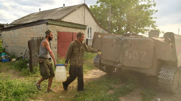 Бойцы Народной милиции ЛНР приехали с боевой позиции в поселок Камышеваху за водой