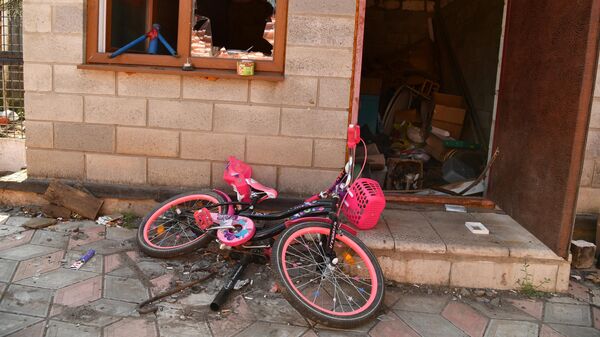 Брошенный велосипед у разрушенного жилого дома в поселке Камышеваха, перешедшем под контроль войск Луганской народной республики