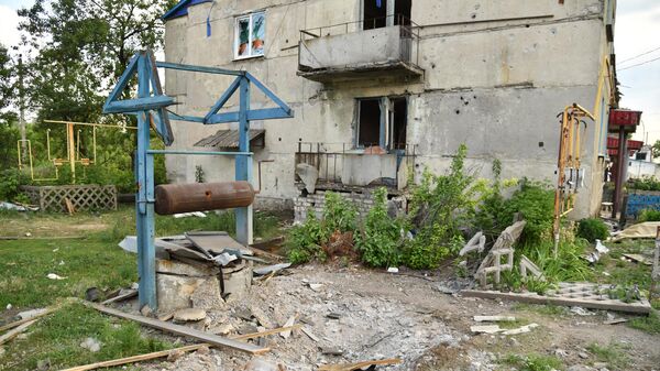 Колодец у разрушенного дома в поселке Камышеваха, перешедшем под контроль войск Луганской народной республики