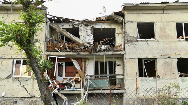Разрушенный дом в поселке Камышеваха, перешедшем под контроль войск Луганской народной республики