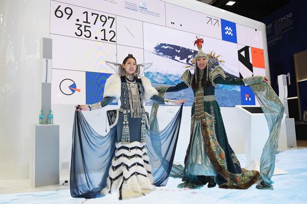 Девушки в национальных костюме у стенда Министерства Российской Федерации по развитию Дальнего Востока на выставке XXV Петербургского международного экономического форума