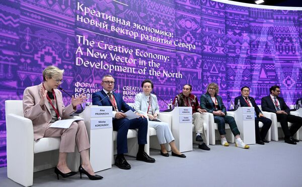 Участники пленарной сессии Креативная экономика: новый вектор развития Севера в рамках XXV Петербургского международного экономического форума – 2022 в Санкт-Петербурге