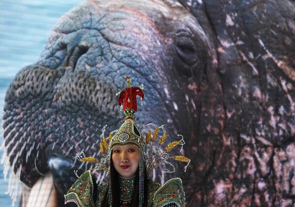 Девушка в национальном костюме на стенде Арктического совета под председательством России в 2021-2023 годах на выставке XXV Петербургского международного экономического форума