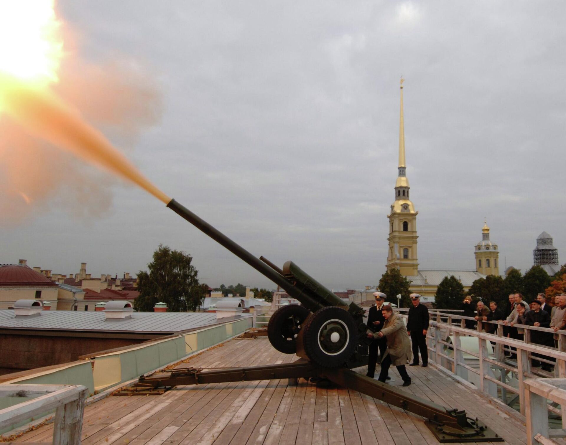 Выстрел из пушки, установленной на Нарышкином бастионе Петропавловской крепости - РИА Новости, 1920, 17.02.2023