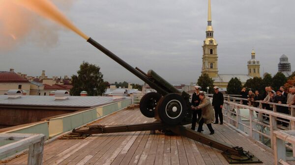Выстрел из пушки, установленной на Нарышкином бастионе Петропавловской крепости