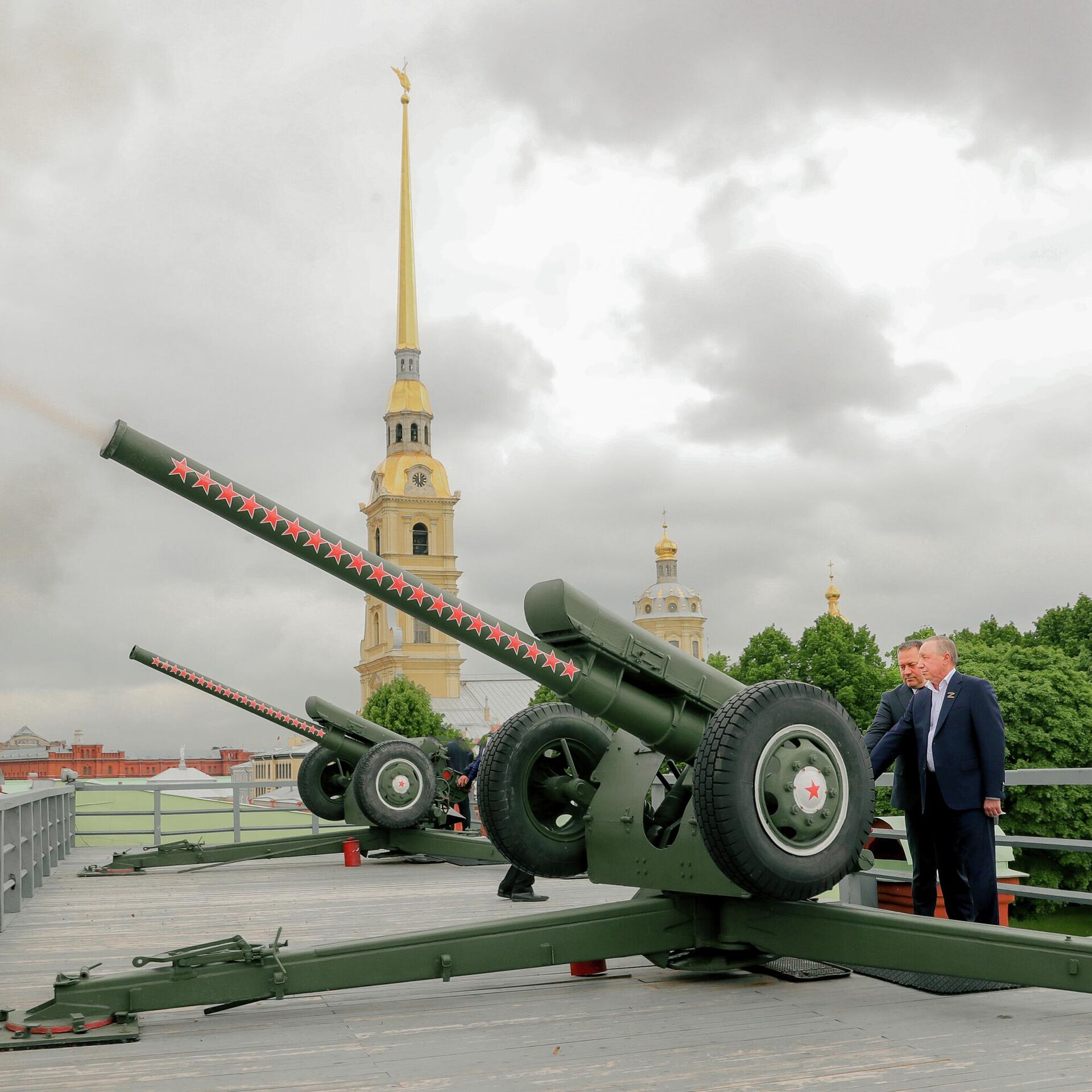 Полуденный. Пушки Петропавловской крепости. Петропавловская крепость Санкт-Петербург пушка. Полуденный выстрел с Петропавловской крепости. Полуденный выстрел пушки с Петропавловской крепости.