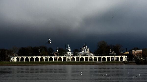 Вид на Ярославово дворище и Торг с берега реки Волхов в Великом Новгороде
