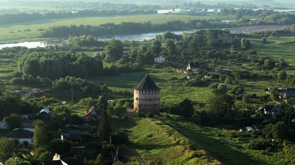 Вид на Белую башню в Великом Новгороде