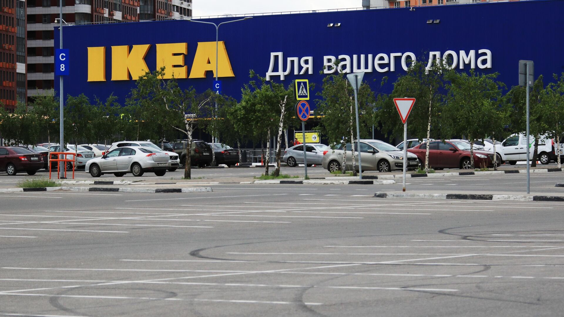 Пустая парковка у магазина Икеа в Москве - РИА Новости, 1920, 01.07.2022